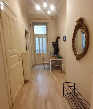 Апартаменты Wesseleny Near Synagogue With Ac After Renovation Будапешт